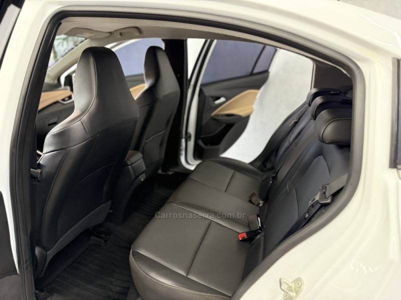 CHEVROLET - ONIX - 2023/2023 - Branca - R$ 93.990,00