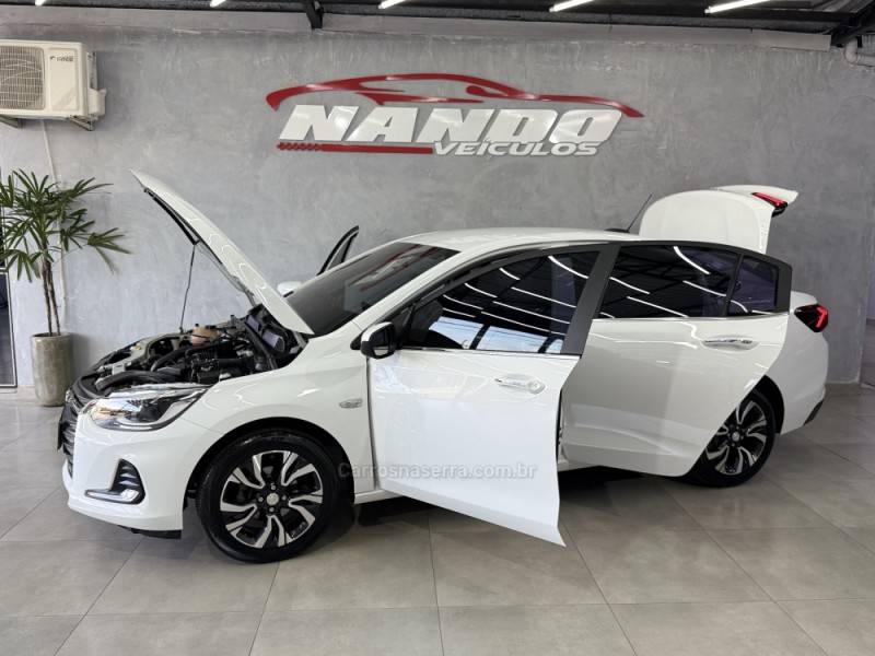 CHEVROLET - ONIX - 2023/2023 - Branca - R$ 93.990,00