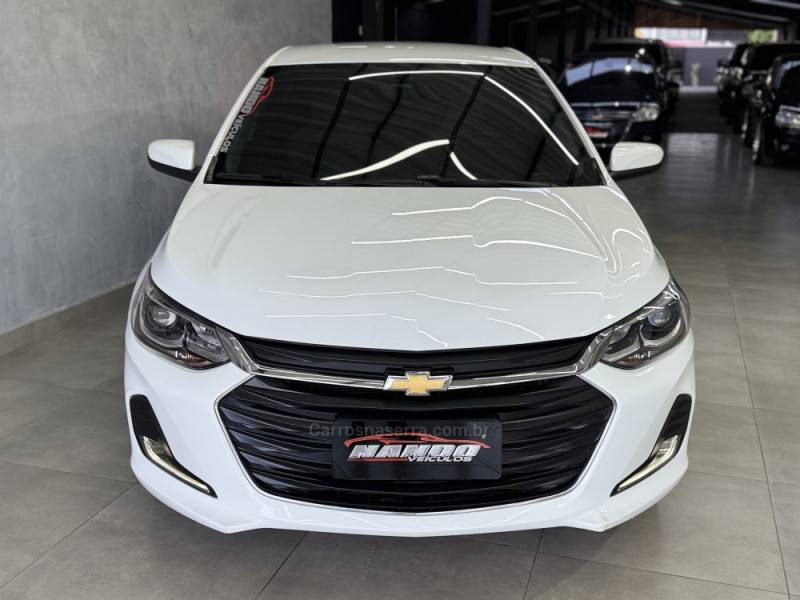 CHEVROLET - ONIX - 2023/2023 - Branca - R$ 93.990,00